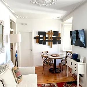 Bright And Spacious Three Bedroom In The Heart Of Lisbon